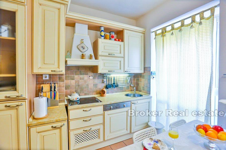 Split, Manuš - trosoban stan sa lođom