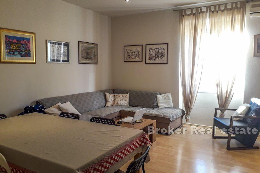 Split, Manuš - trosoban stan sa lođom