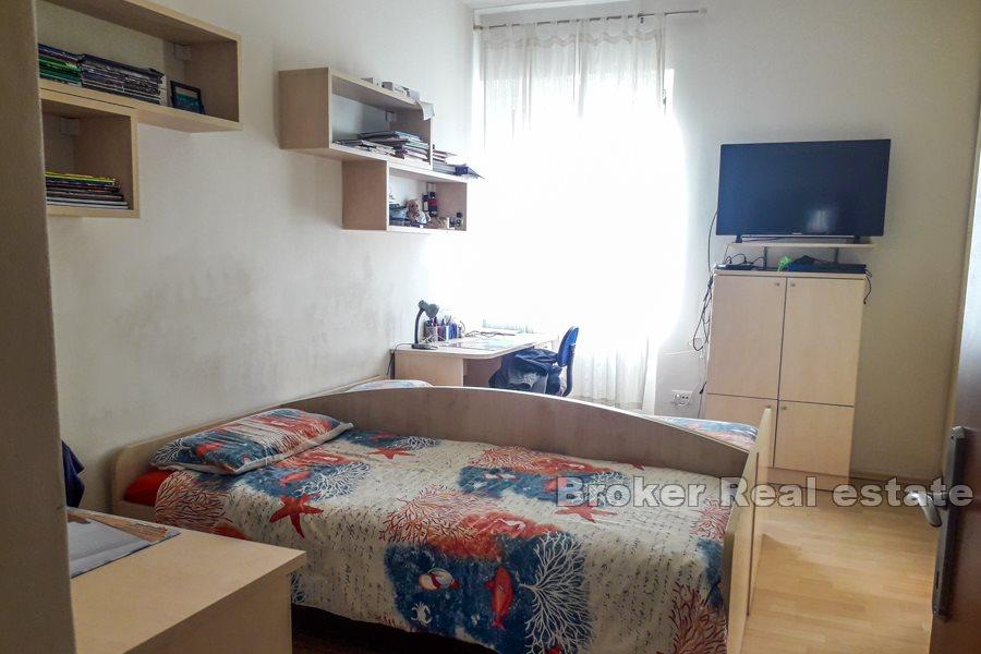 Split, Manuš - trosoban stan sa lođom