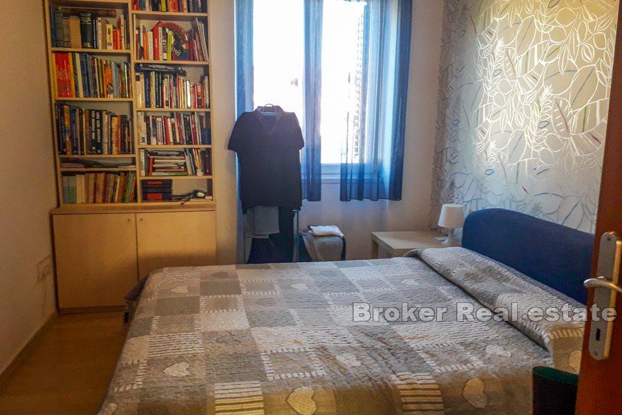 Split, Manuš - trosoban stan sa lođom