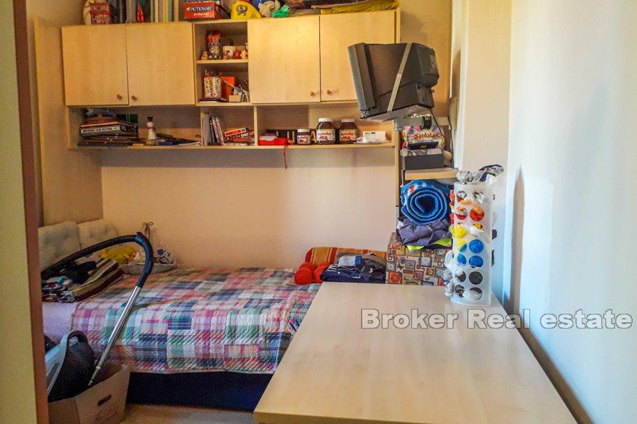 Split, Manuš - trosoban stan sa lođom