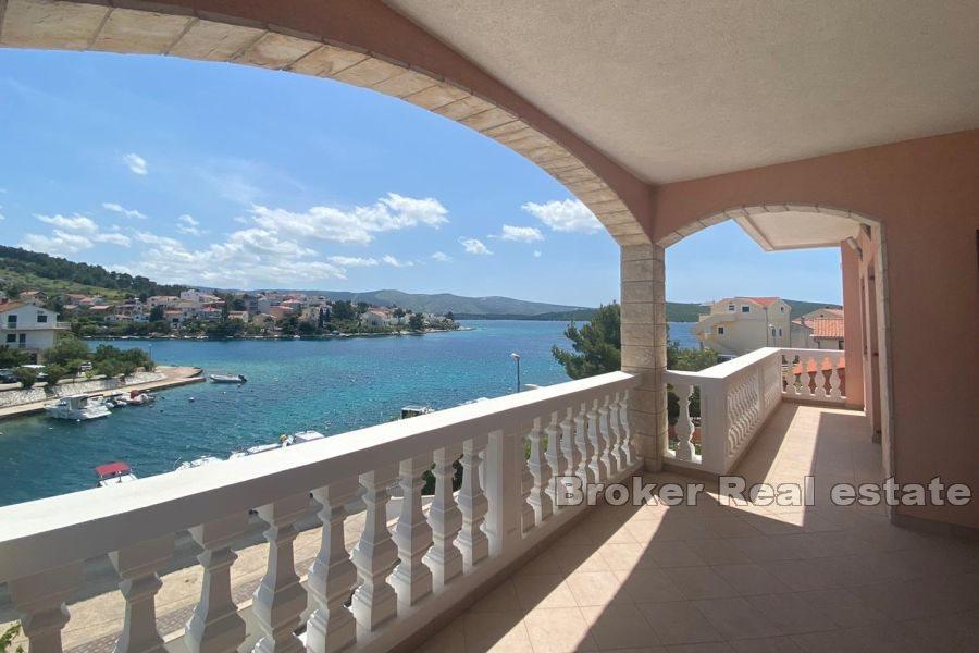 Sibenik - Atraktivní dům s apartmány, první řada k moři