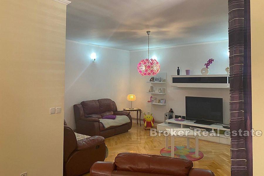 Sibenik - Attraktivt hus med leiligheter, første rad mot sjøen