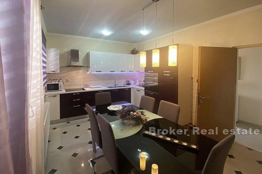 Sibenik - Attraktivt hus med leiligheter, første rad mot sjøen