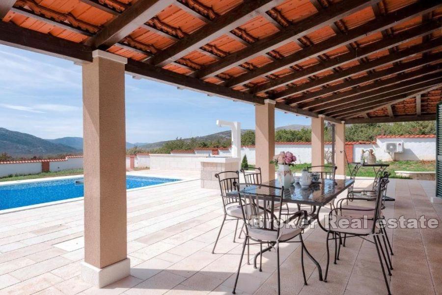 Nedaleko Splitu - moderní dům s bazénem