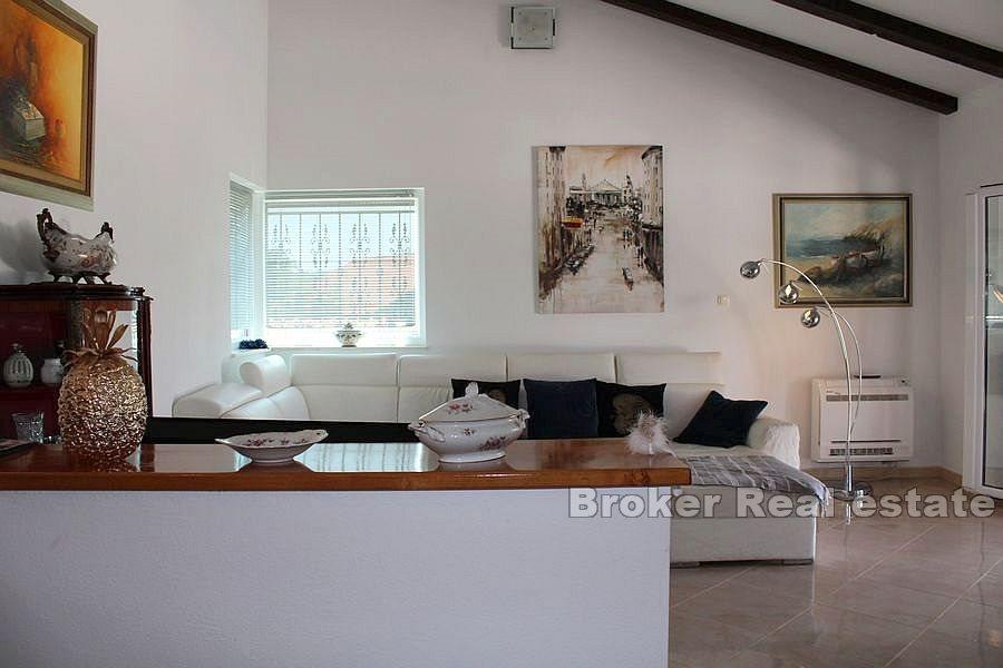 Nedaleko Splitu - moderní dům s bazénem