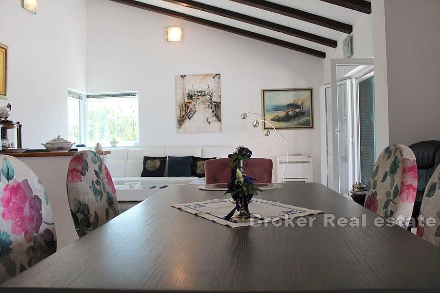 Nedaleko Splitu - moderní dům s bazénem