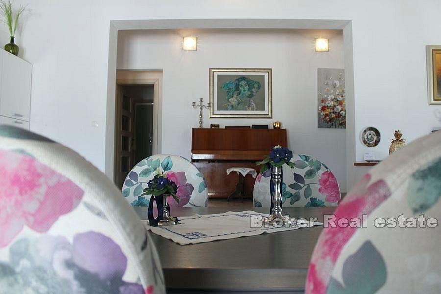 Nedaleko Splitu - moderní dům s bazénem