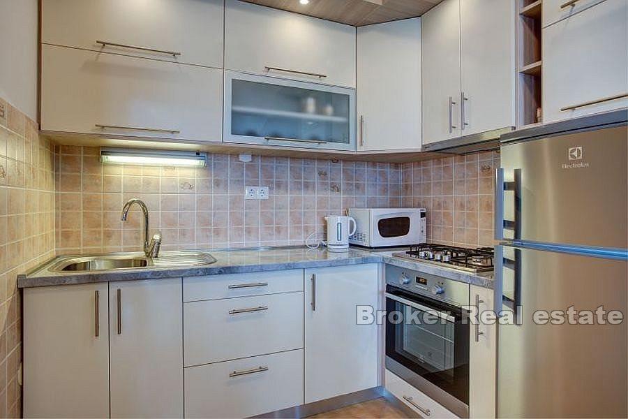 Near Split - Apartmánový dom v blízkosti mora