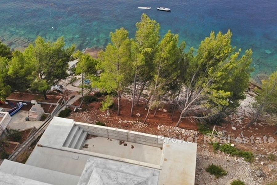 Wyspa Korcula - Niedokończony dom z basenem, pierwszy rząd do morza