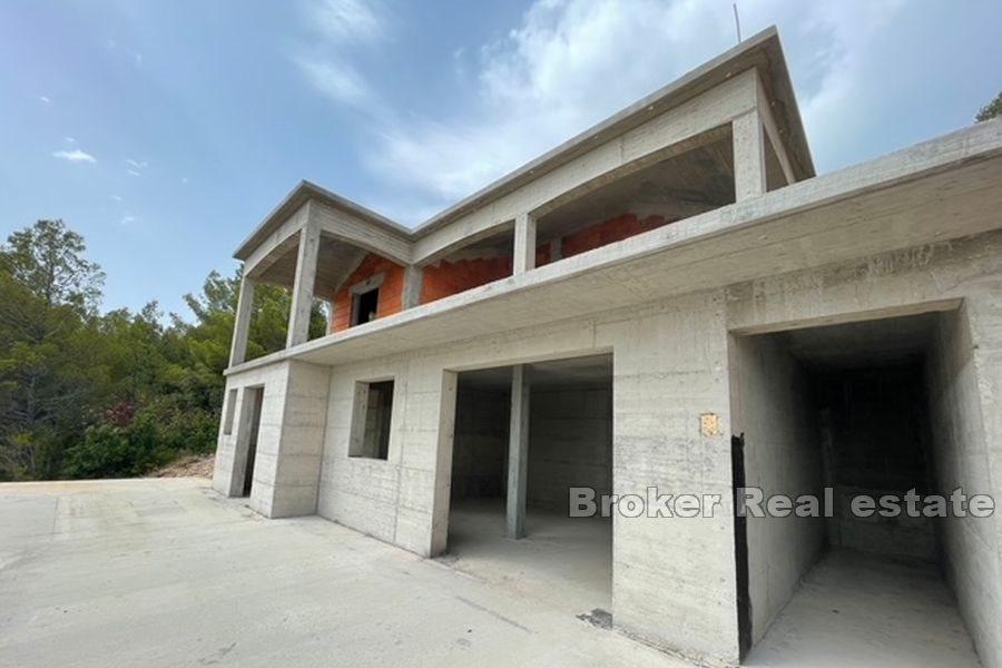 Wyspa Korcula - Niedokończony dom z basenem, pierwszy rząd do morza