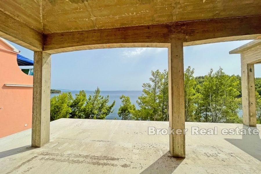 Wyspa Korcula - Niedokończony dom z basenem, pierwszy rząd do morza