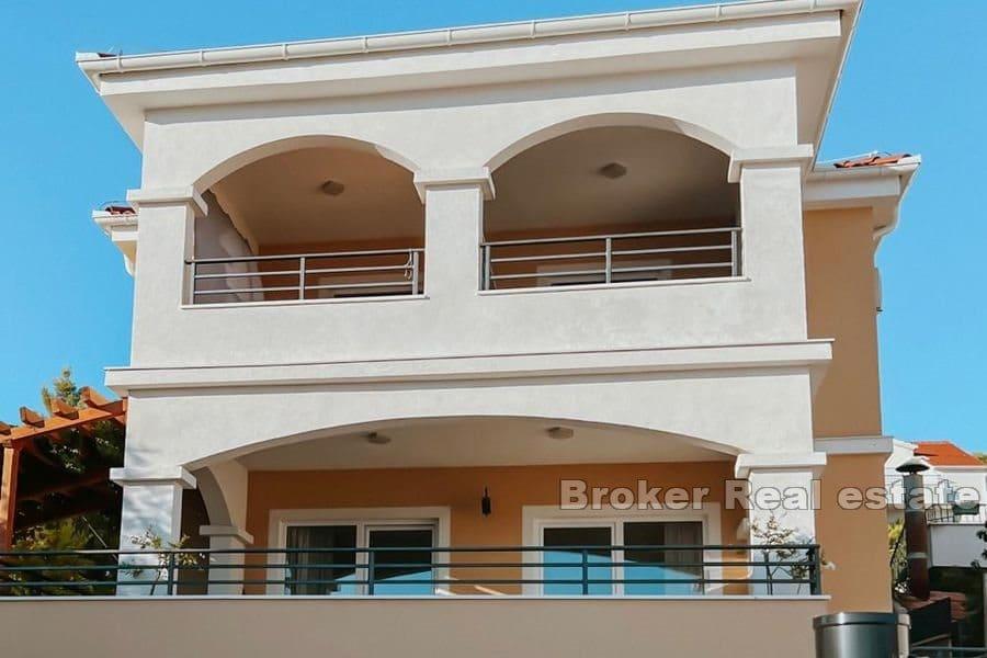 Sibenik - Neu gebautes Haus in der ersten Reihe zum Meer