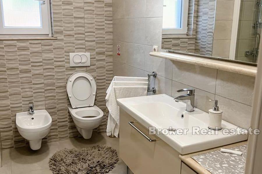 Sibenik - Neu gebautes Haus in der ersten Reihe zum Meer