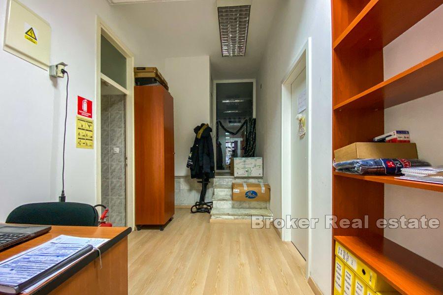 Split - Espace affaires le long de la route principale