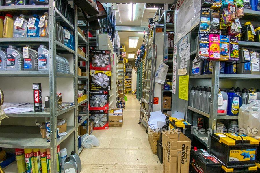 Split - Obchodní prostor podél hlavní silnice