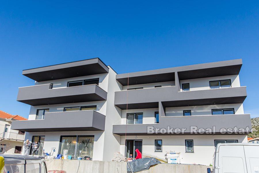 Trogir - Nuovo edificio attraente, più appartamenti
