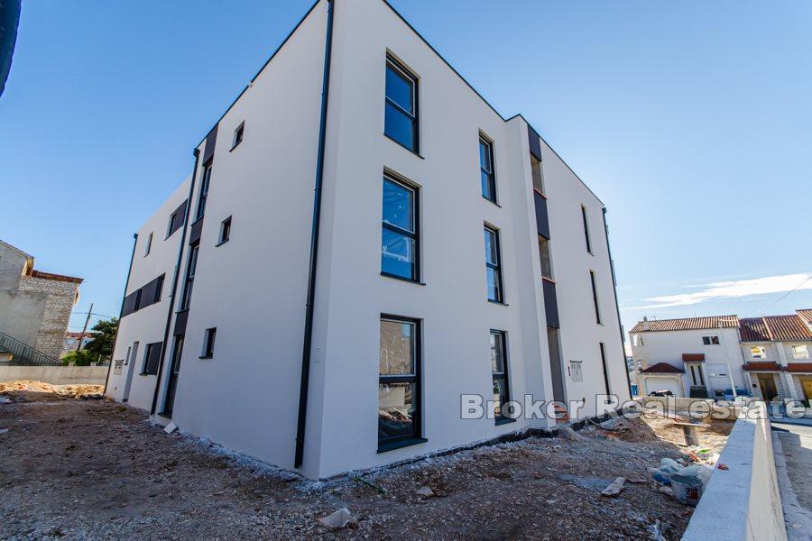 Trogir - Nuovo edificio attraente, più appartamenti