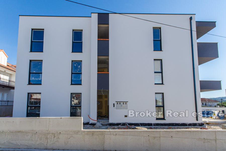 Trogir - Nuovo edificio attraente, più appartamenti