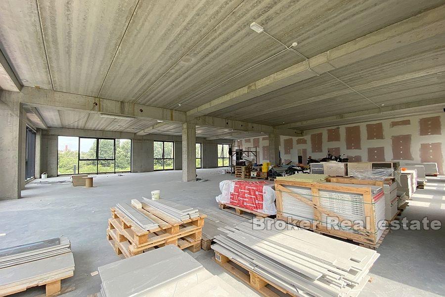 Près de Split - Locaux commerciaux attrayants dans un immeuble neuf