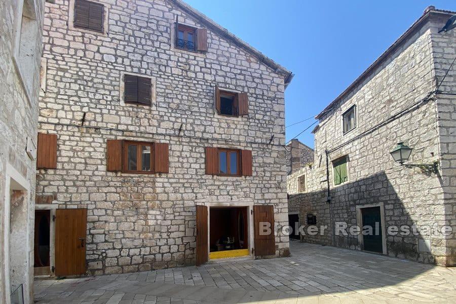 Ostrov Hvar - Domorodý obytný a komerční dům na nábřeží