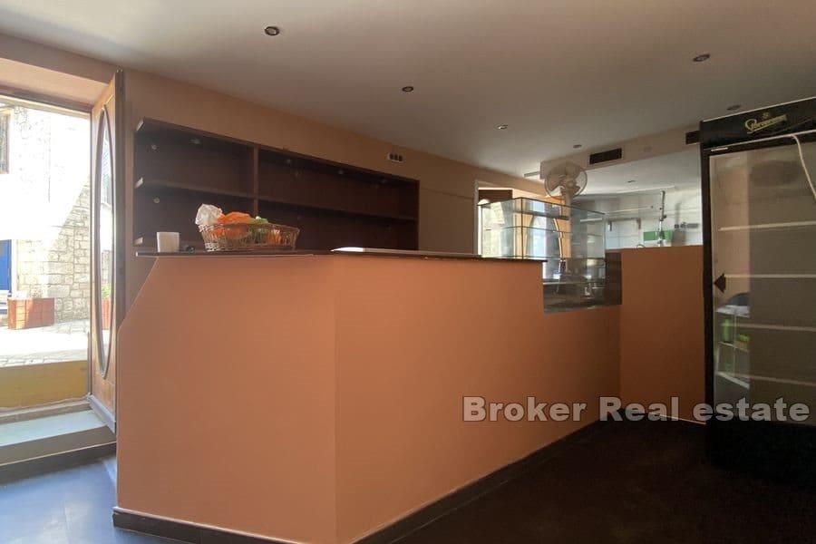 Wyspa Hvar - Rdzenny dom mieszkalny i handlowy na nabrzeżu