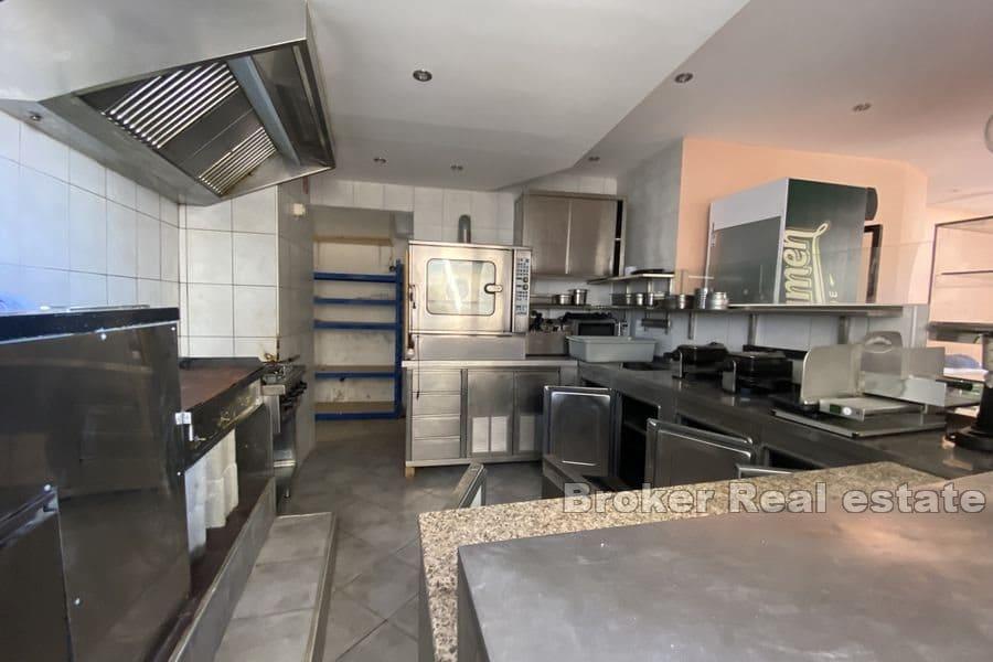 Wyspa Hvar - Rdzenny dom mieszkalny i handlowy na nabrzeżu