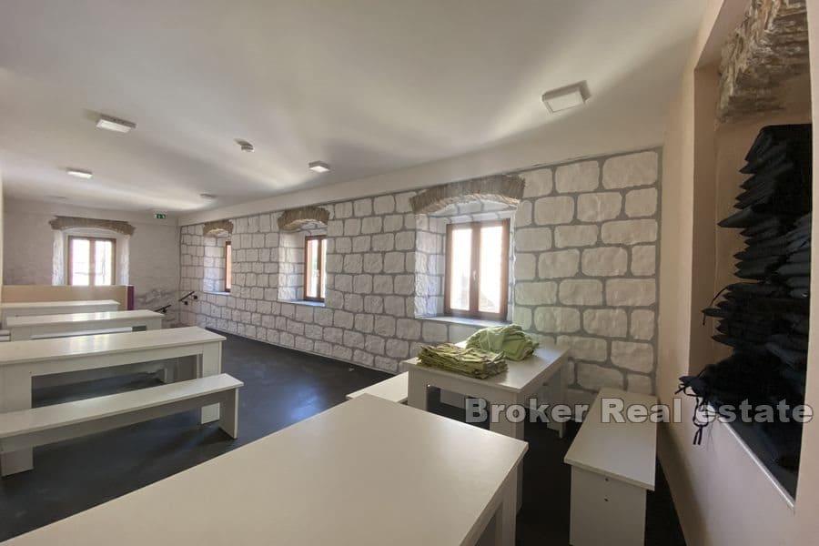 Wyspa Hvar - Rdzenny dom mieszkalny i handlowy na nabrzeżu