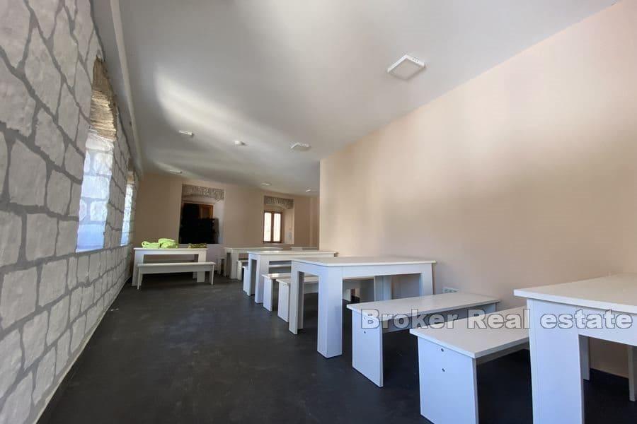 Wyspa Hvar - Rdzenny dom mieszkalny i handlowy na nabrzeżu