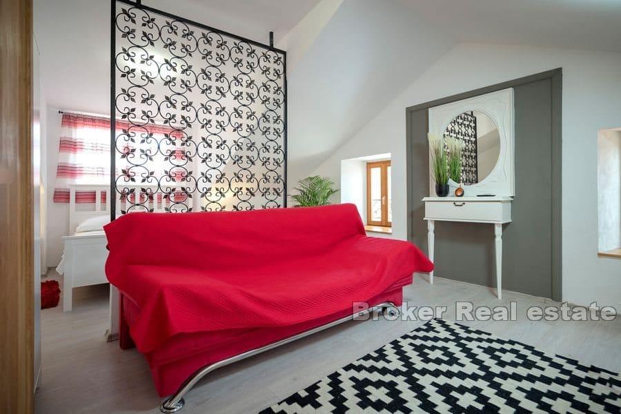 Wyspa Hvar - Rdzenny dom mieszkalny i handlowy na nabrzeżu