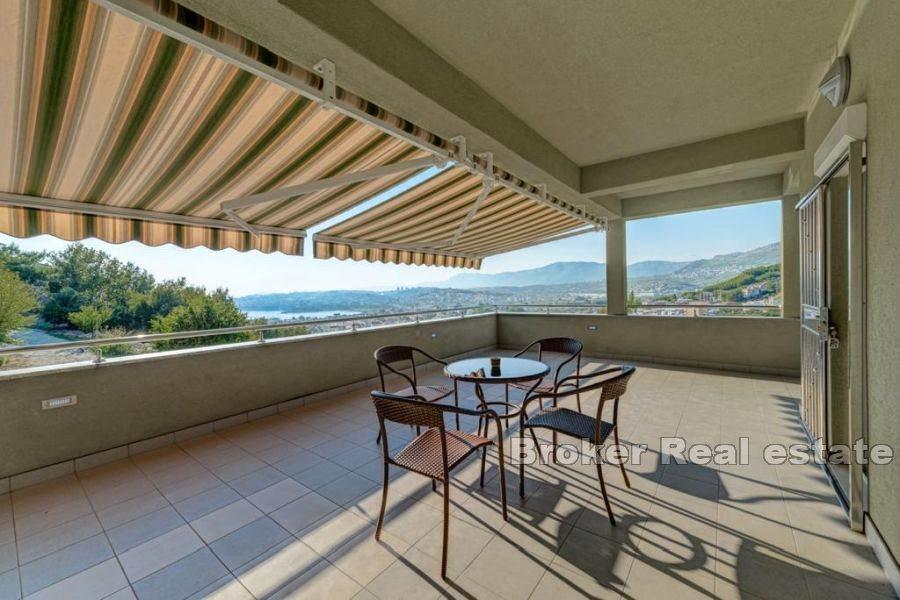 Подстрана - Многоквартирный дом с видом на море