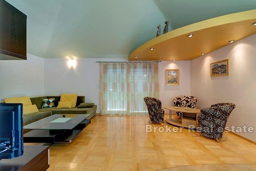 Подстрана - Многоквартирный дом с видом на море