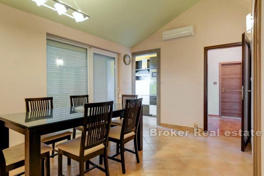 Подстрана - Многоквартирный дом с видом на море