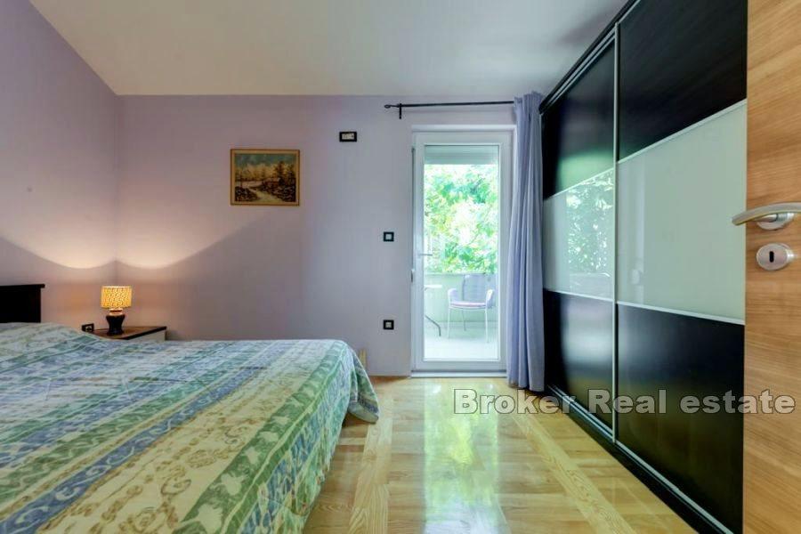 Подстрана - Многоквартирный дом с видом на море