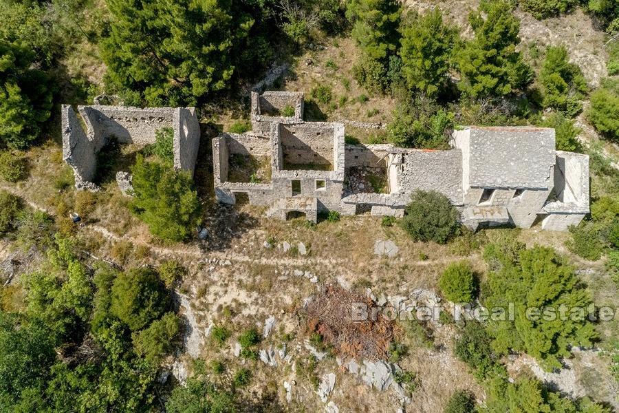 W pobliżu Omis - Ruiny tradycyjnego kamiennego domu