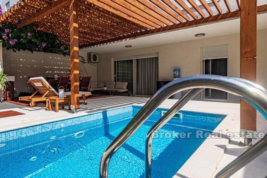 Blisko Splitu - Nowoczesny apartament z dwiema sypialniami i basenem