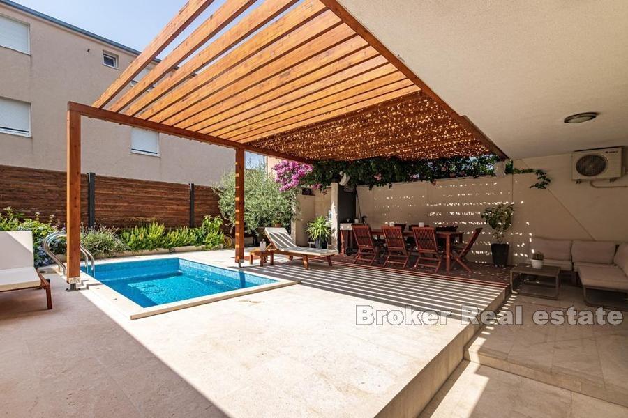 Blisko Splitu - Nowoczesny apartament z dwiema sypialniami i basenem