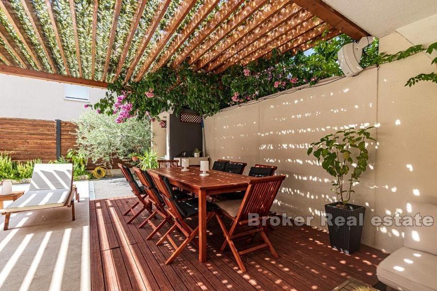 Blisko Splitu - Nowoczesny apartament z dwiema sypialniami i basenem