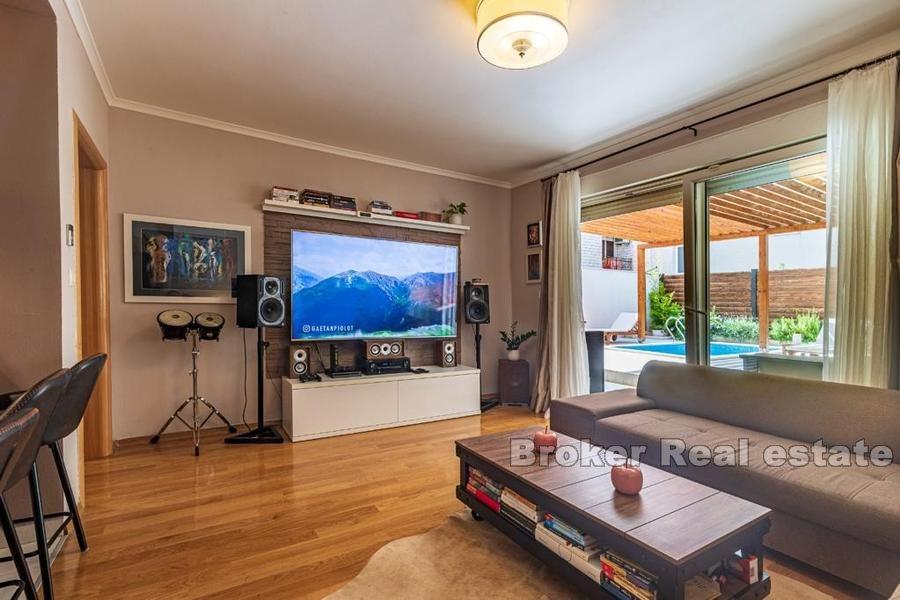 Blisko Splitu - Nowoczesny apartament z dwiema sypialniami i basenem