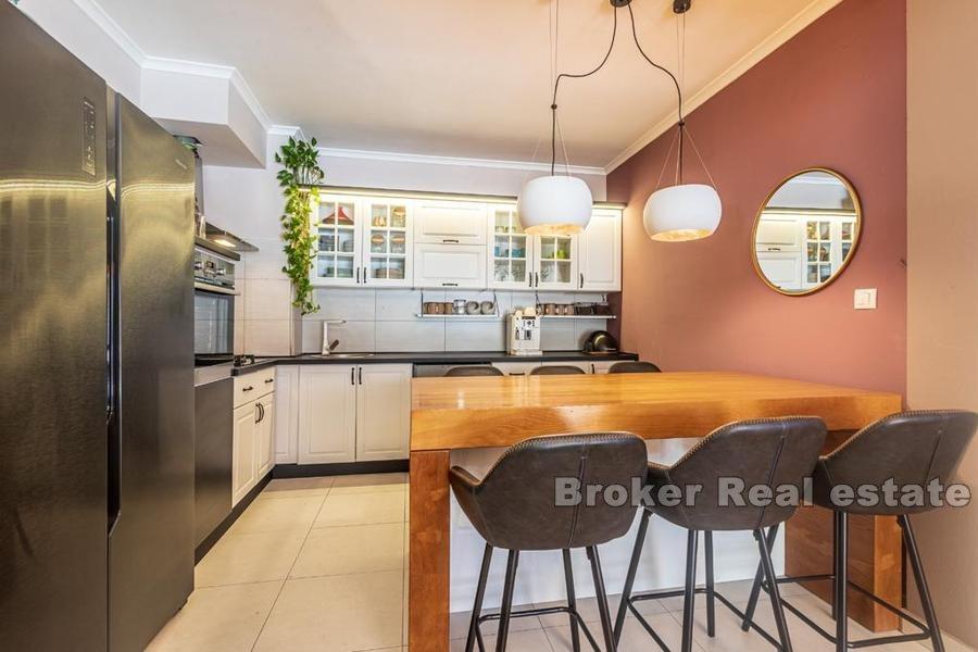 Blisko Splitu - Nowoczesny apartament z dwiema sypialniami i basenem