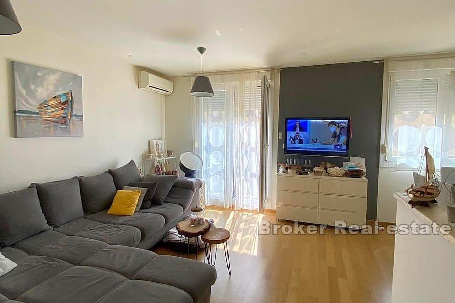 Split, Znjan - Trojizbový apartmán na dvoch poschodiach