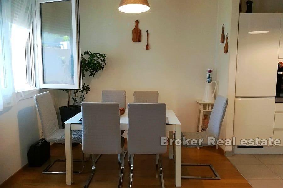 Split, Znjan - Trojizbový apartmán na dvoch poschodiach