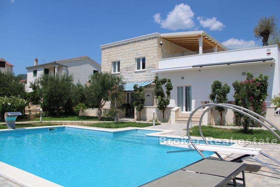 Kastela - House with pool and sea view