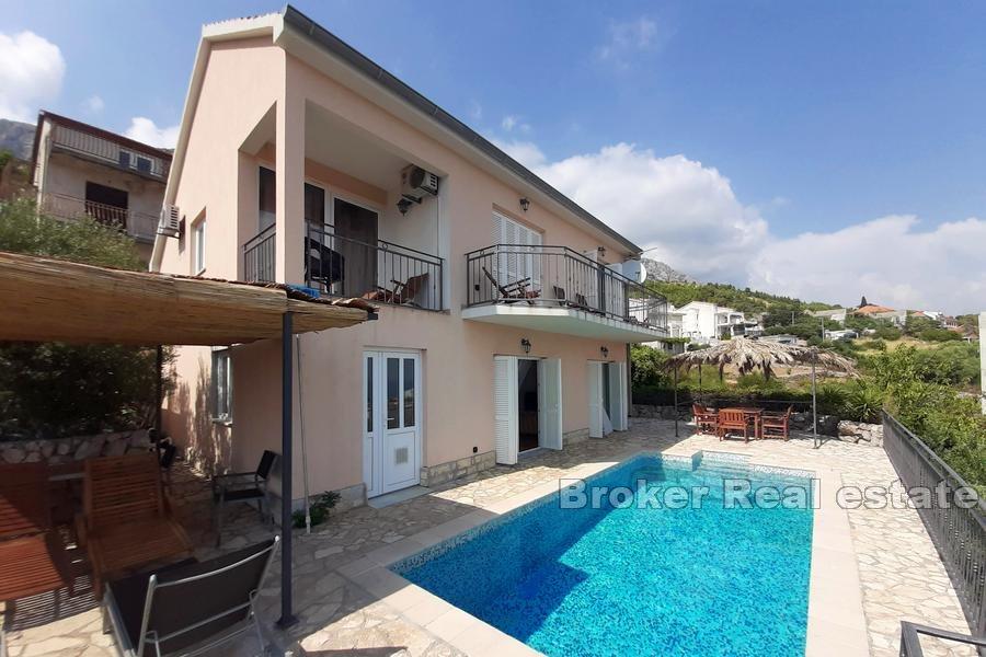 Near Omis - Dům s bazénem a výhledem na moře