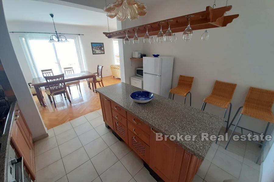 Near Omis - Dům s bazénem a výhledem na moře