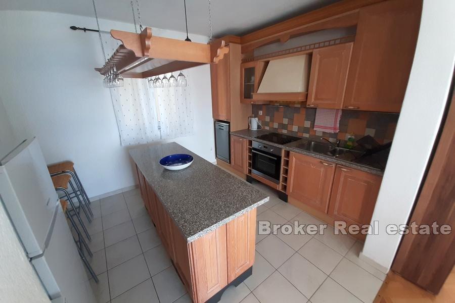 Near Omis - Dům s bazénem a výhledem na moře