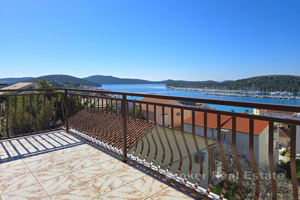 Hus med havsutsikt nära centrum