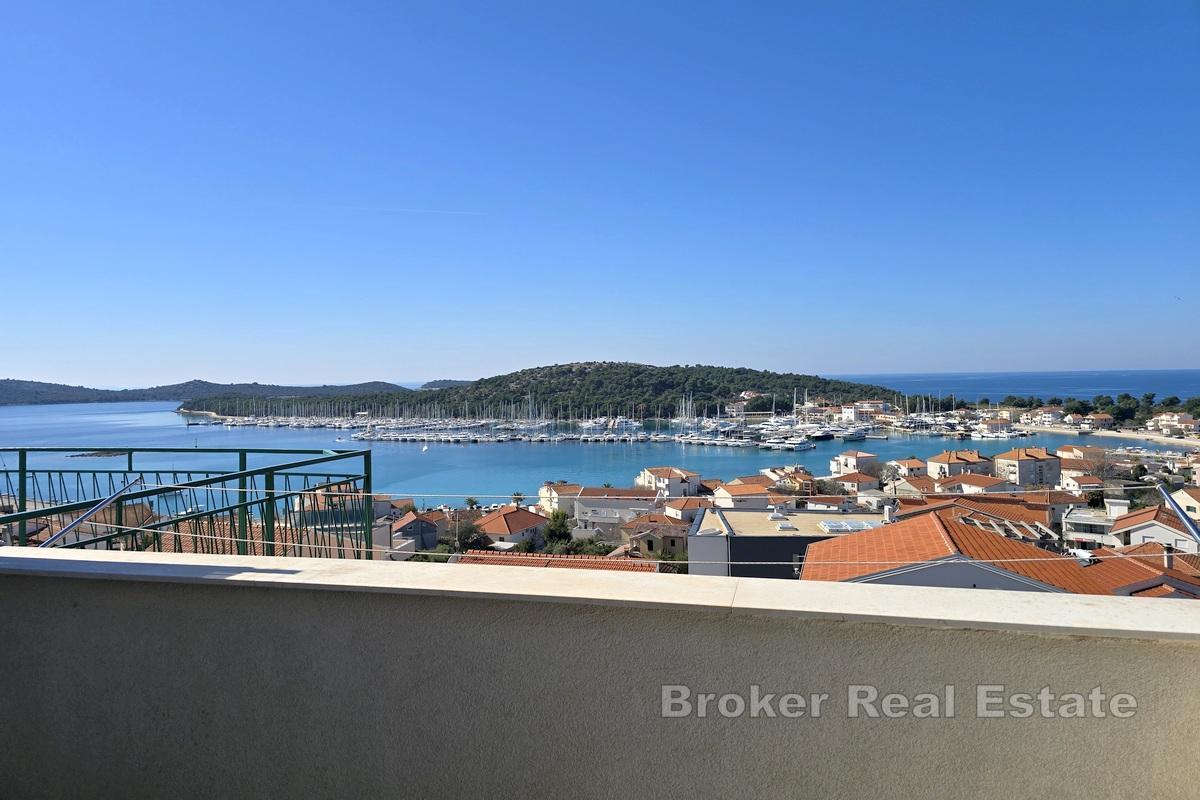 Hus med havsutsikt nära centrum