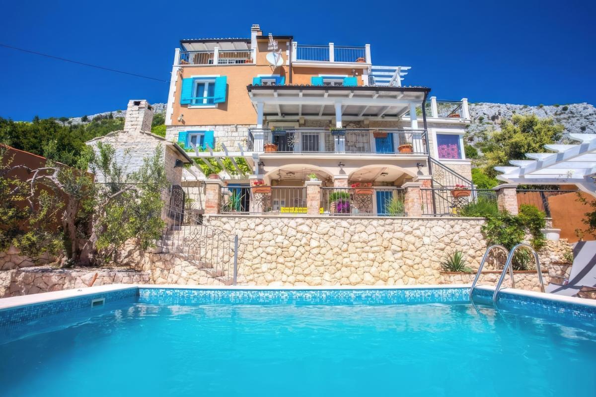 001-2029-102-Omis-Stone-house--with-pool-and-a-sea-view-for-sale