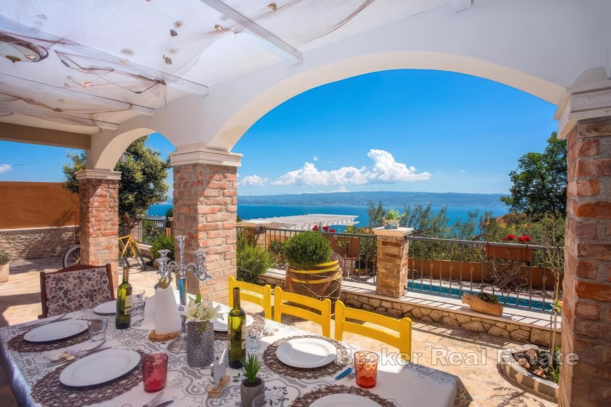 Casa in pietra con vista aperta e piscina